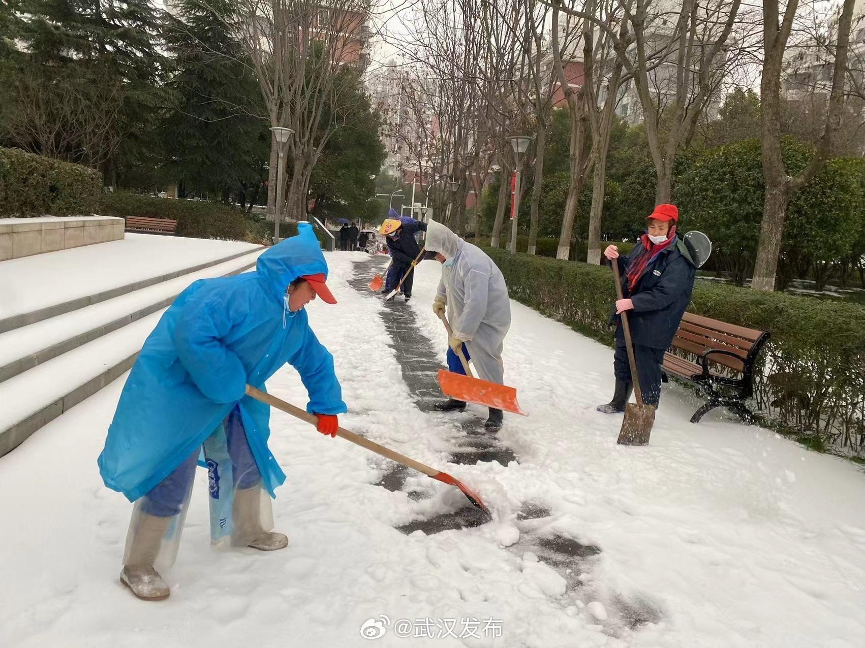 河南多景区积极应对雪天挑战，雪人开道扫雪中展现责任与担当