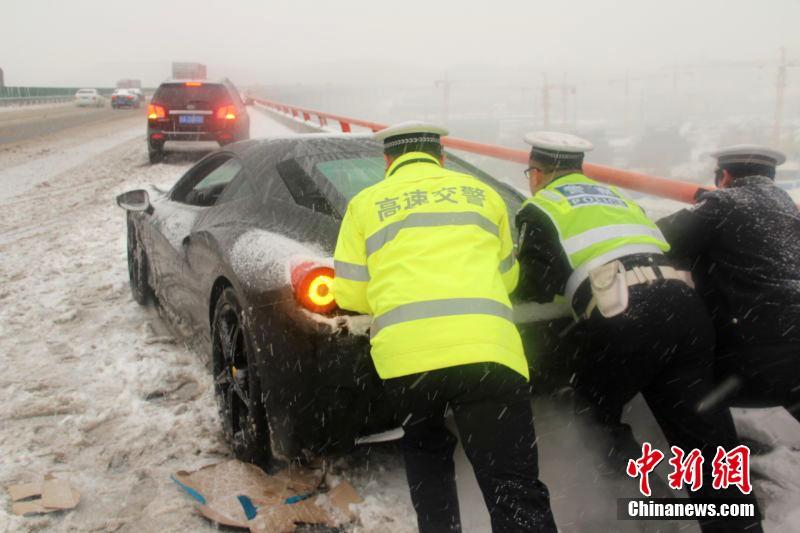 陕西交警带道护航秦岭山间滞留车辆