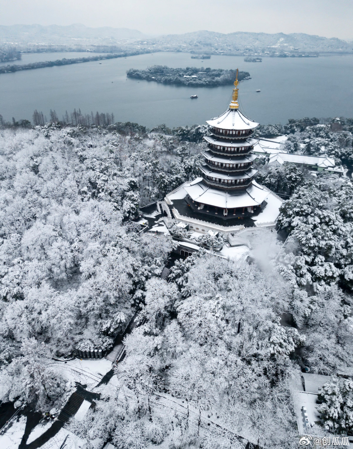 雷峰塔下真的有压了千年的小白？揭秘传说中的神秘故事