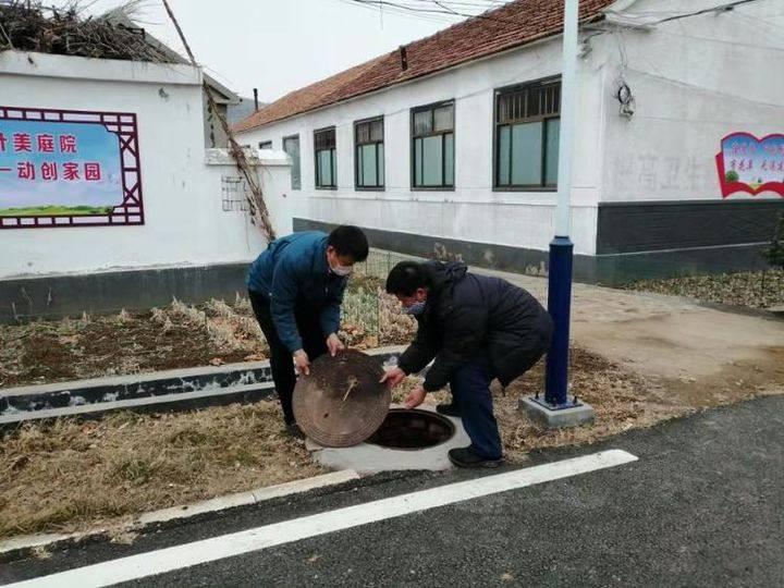 愤怒！父母辛劳年货竟成垃圾箱弃物，当事人无奈之举背后真相揭秘——机电工程视角的深思与解读文章标题，关于服务区的遗弃行为背后的深度剖析与思考。