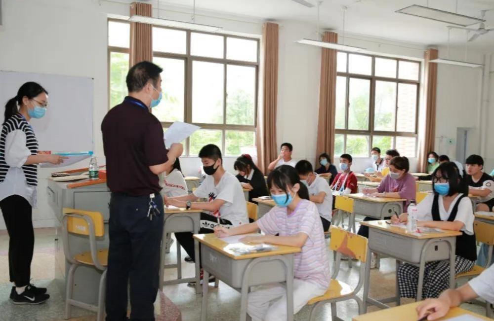 学校超时学习引发家长投诉风暴，学生竟在校超过14小时？！教育界深度剖析背后的真相！悬念重重待揭晓。