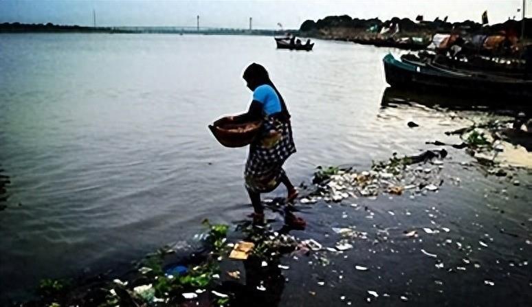 印度百万人涌入恒河沐浴水质变差