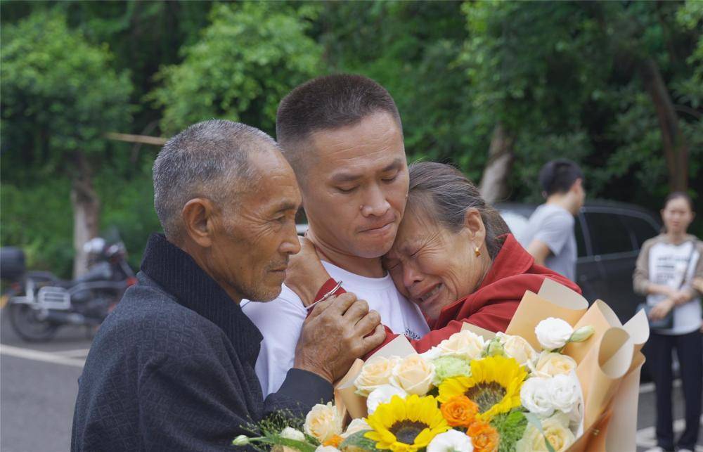 泪目！91岁老兵苦寻61年终圆梦，父子重逢瞬间引爆全网